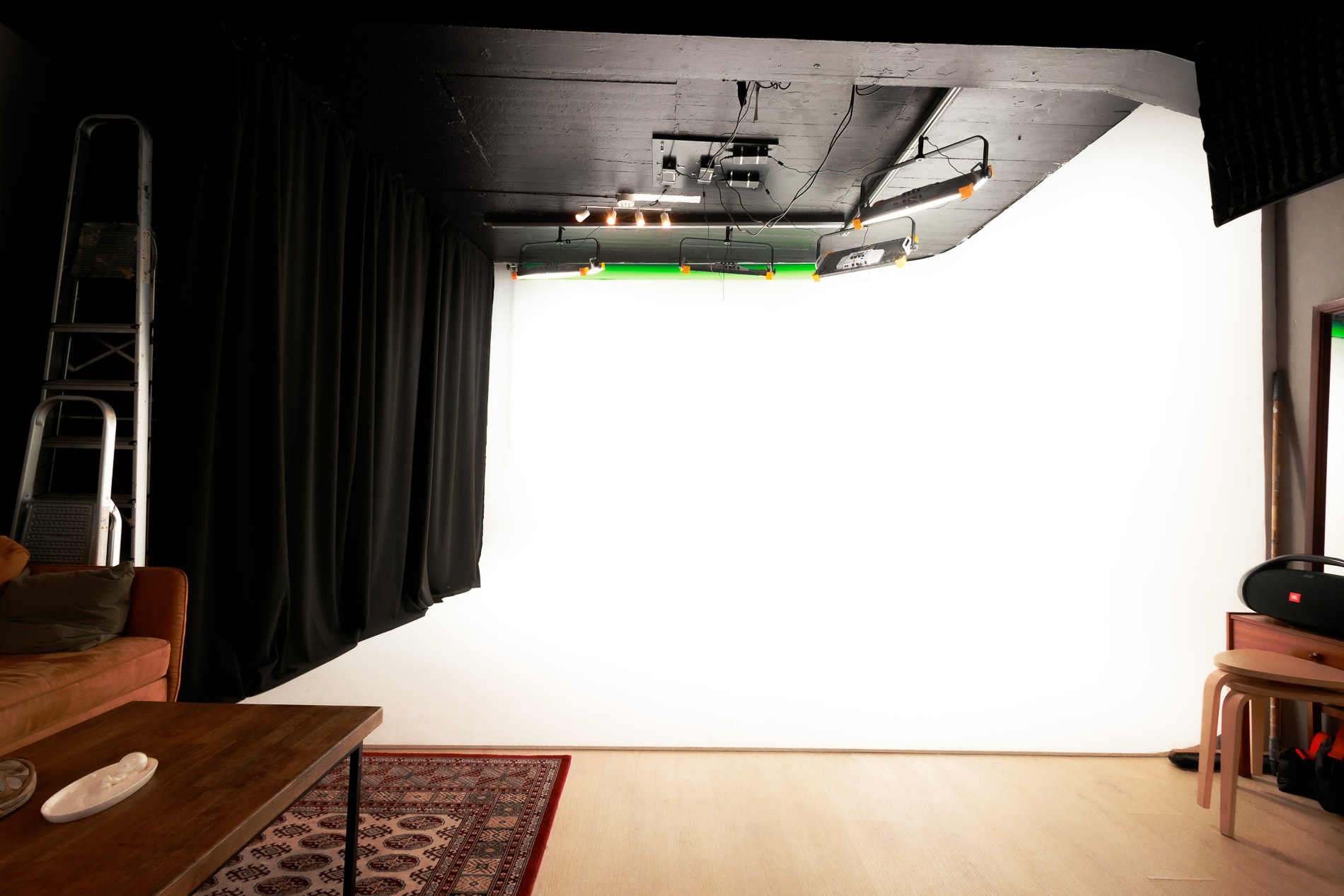 Fotostudio med hvit infinity-wall og takpaneler