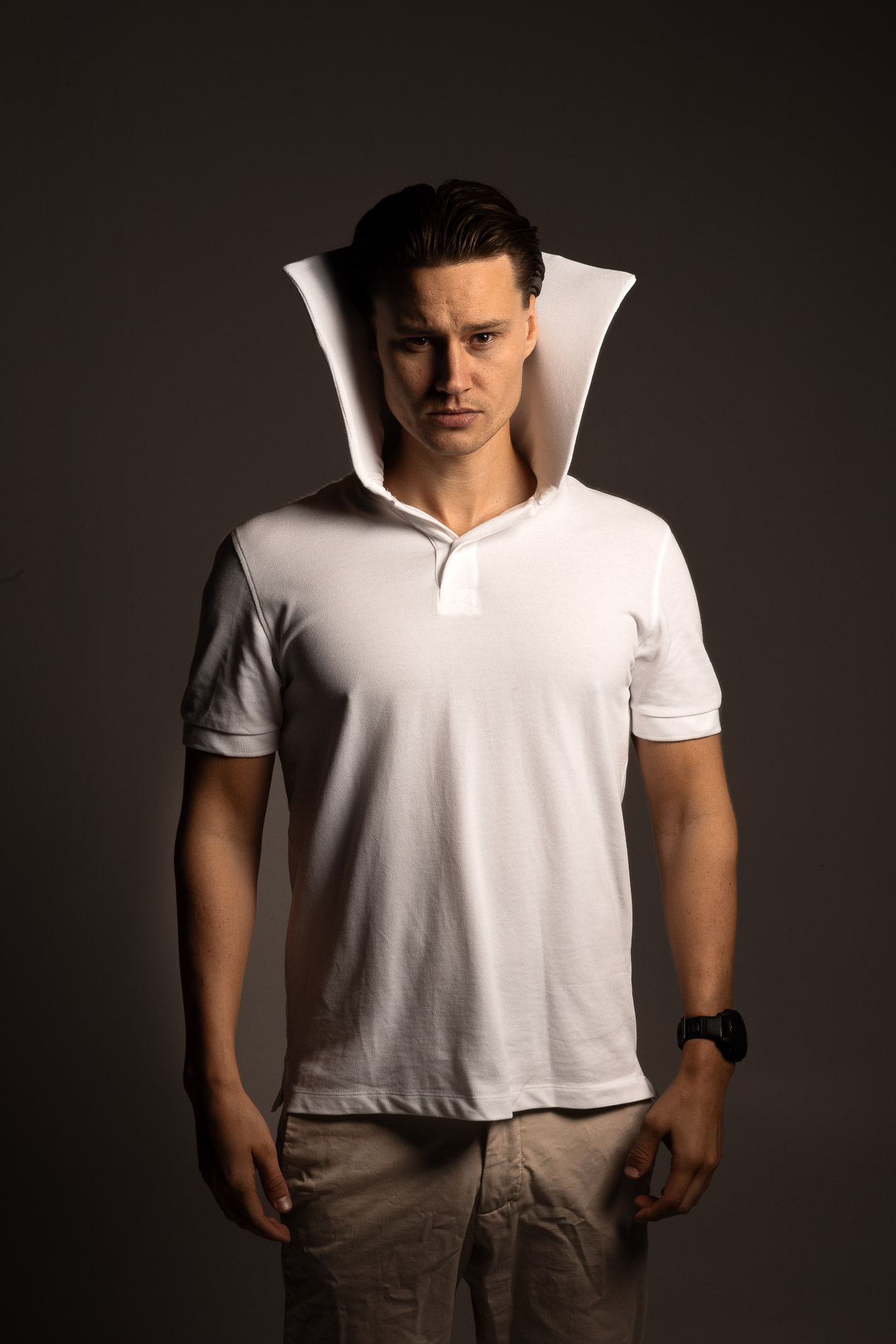 Portrett med hvit hoodie i studio